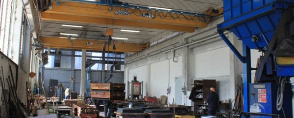 Sistema a carroponte per movimentazione staffe